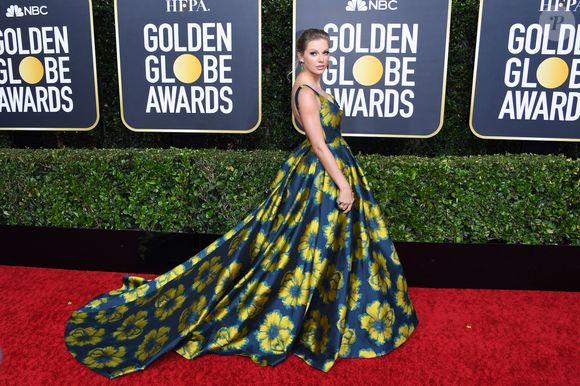 Taylor Swift apostou no vestido florido bem volumoso e solar da grife Etro para o Globo de Ouro 2020