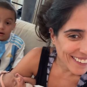 Camilla Camargo deu colo à irmã Clara e emocionou o pai, Zezé Di Camargo: 'Imagina uma cena que me deixa feliz! Obrigado meu docinho!'