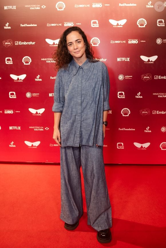 Alice Braga apostou em um conjunto azul de camisa alongada e calça pantalona
