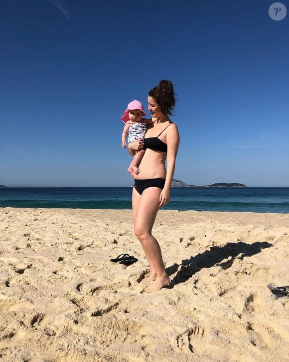 Corpo real das famosas pós-parto: Nathalia Dill já surgiu em alguns cliques na praia exibindo o corpo após dar à luz a sua filha.