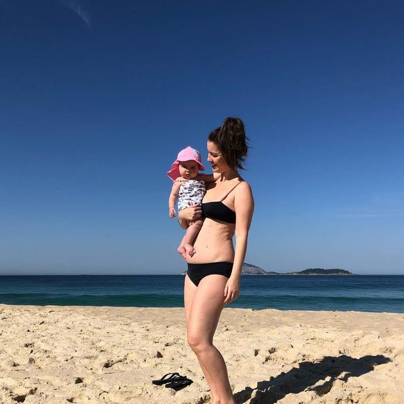 Corpo real das famosas pós-parto: Nathalia Dill já surgiu em alguns cliques na praia exibindo o corpo após dar à luz a sua filha.