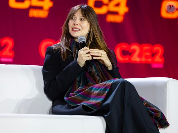 Aos 37 anos, Elizabeth Olsen está grávida do primeiro filho com o marido, o músico Robbie Arnett. A notícia foi revelada pela revista People, que flagrou a estrela de 'WandaVision' durante um almoço em Los Angeles exibindo a barriguinha da gestação