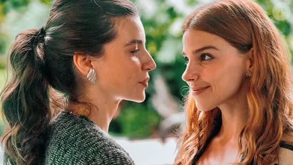 Lorena e Juquinha surgiram usando vestidos mini exclusivos, sofisticados e completamente diferentes entre si. O resultado, segundo pessoas dos bastidores, deixou Alanis Guillen e Gabriela Medvedovski deslumbrantes em cena.