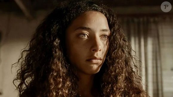 Antes da mudança de visual, Alice Carvalho estava com mechas iluminadas