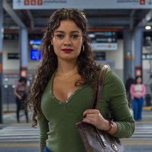 Com um visual diferente e bem 'povão', personagem destaca a transformação de Sophie Charlotte ao longo da carreira