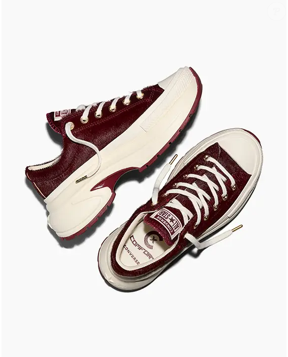 Com patch All Star na língua e escrita Chuck Taylor no calcanhar, o modelo preserva detalhes que imediatamente remetem à identidade da marca