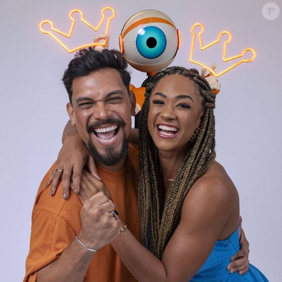 Aline e Vinicius, do 'BBB 25', entram para o time de famosos do 'BBB 26', ajudando Ana Clara e Ed Gama no MesaCast