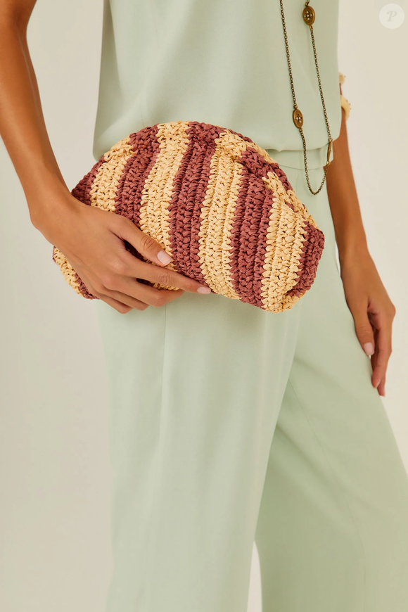 A bolsa de palha é a rainha do verão e este é o modelo rústico mais bonito de todos, da Maria Filó, perfeito adicionar um charme sofisticado ao look