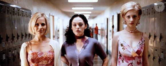 Diferentemente de outras homenagens, o look de Lili Reinhart não reproduziu um figurino específico de Um Crime Entre Amigas, mas resgatou a estética adolescente do cinema do fim dos anos 1990