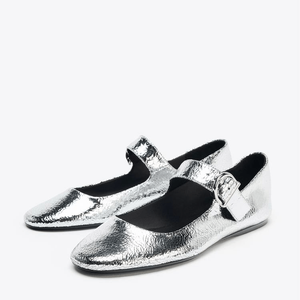 Já na Zara, a Sapatilha com efeito metalizado de couro é encontrada por R$ 179,00. O modelo traz tira com fecho de fivela metálica e acabamento em ponta redonda, reforçando o apelo moderno da peça, conforme informações disponíveis no site da marca