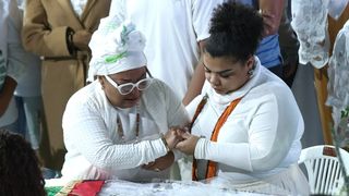 Velório de Arlindo Cruz: Regina Casé, Erika Januza e mais famosos dão último adeus ao sambista na quadra do Império Serrano. Fotos!