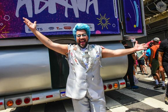 Carnaval 2025: Tiago Abravanel não esqueceu do microfone pendurado que o avó Silvio Santos usava na TV