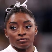 'Coçava tanto e usava um pente que sangrava': aos 29 anos, Simone Biles revela diagnóstico de doença crônica no couro cabeludo; médica alerta sobre relação com estresse