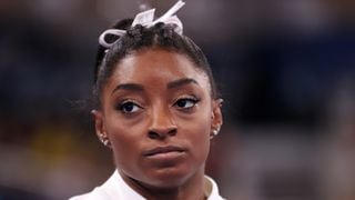 'Coçava tanto e usava um pente que sangrava': aos 29 anos, Simone Biles revela diagnóstico de doença crônica no couro cabeludo; médica alerta sobre relação com estresse