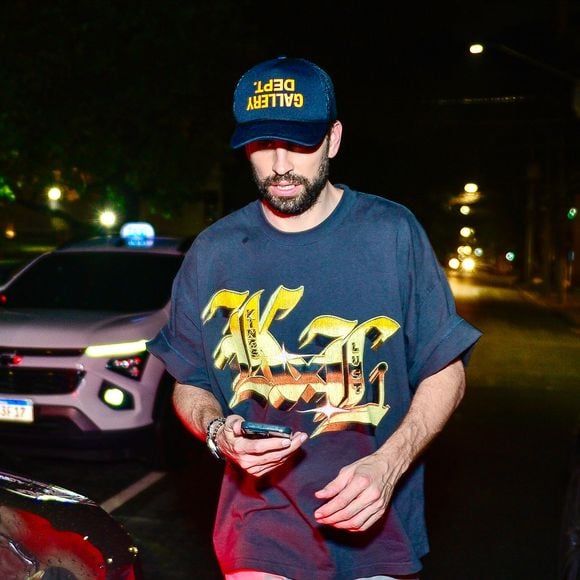 Gerard Piqué chegou sozinho, sem a presença da namorada, Clara Chía, ou dos dois filhos, que estão sob cuidados dele enquanto Shakira está em turnê mundial