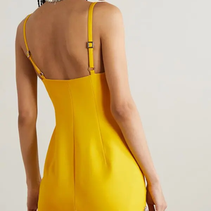 O vestido escolhido por Rafa Justus apareceu no site Editorialist com 40% de desconto, por US$ 957, o equivalente a aproximadamente R$ 4.874,29. A peça tem decote em coração, silhueta escultórica, formato de cone com cristais e barra adornada.