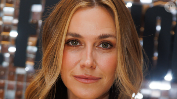 A queda na produção de colágeno e elastina intensifica a flacidez e torna as rugas mais evidentes com o avanço da idade