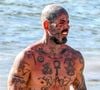 Tico Santa Cruz choca ao mostrar resultado de emagrecimento em flagra na praia; segredo do corpo do cantor está na dieta e treinos