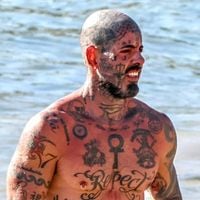 Antes e depois de Tico Santa Cruz: cantor mostra corpo trincado em flagra na praia e transformação radical choca; segredo está na dieta e treinos