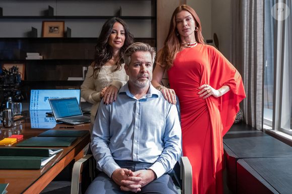 Arminda (Grazi Massafera) é amante do marido de Zenilda (Andreia Horta), Ferette (Murilo Benício), na novela 'Três Graças'; a advogada descobre tudo e vai para o barraco
