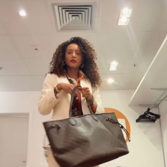 Visual milionário: look de Raquel agora inclui bolsa marrom da grife Louis Vuitton avaliada em mais de R$ 12 mil