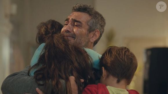 Sarp, após rever os filhos, revela a Piril que está em casa deixando a atual mulher mais calma na novela 'Força de Mulher'