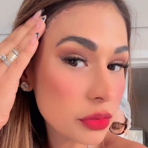 A cirurgia plástica deixou o olhar de Simone Mendes mais aberto