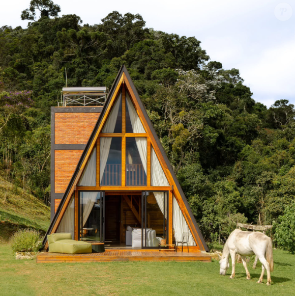Cabana de Bruno Gissoni e Yanna Lavigne fica em Itamonte, MG