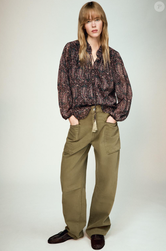 Blusa estampada boho da Zara Brasil traz decote V, mangas bufantes e um detalhe charmoso com as franjas para o laço. É semi-transparente, sendo boa para usar em ocasiões especiais.