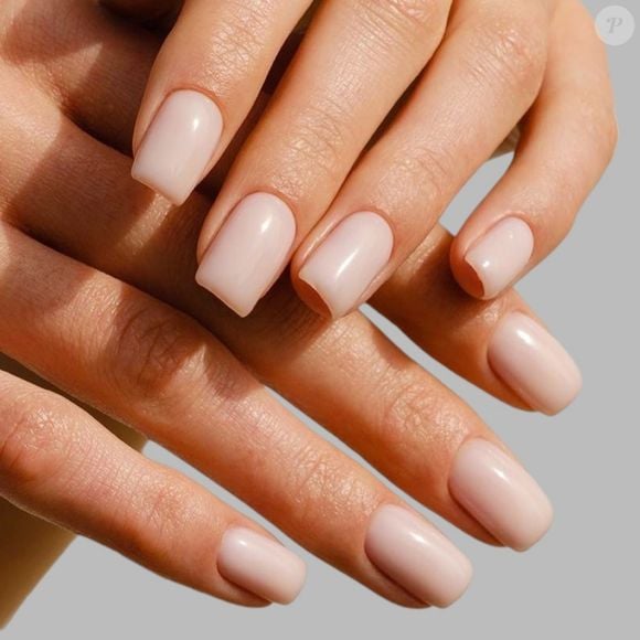 Sofisticação discreta: o esmalte creme é neutro, elegante e combina com qualquer look