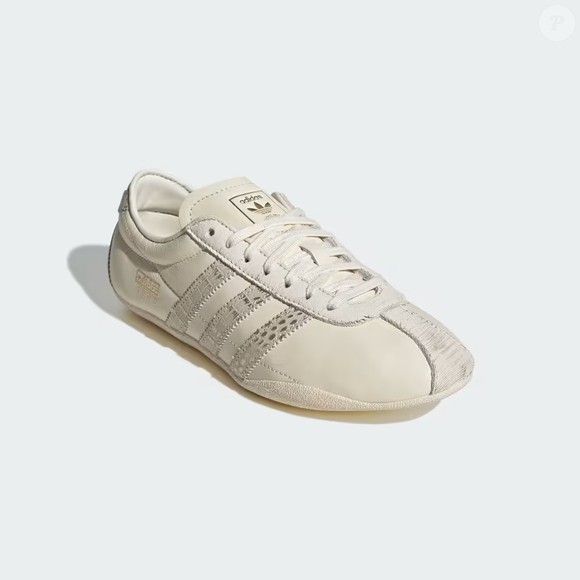 Com cabedal de couro premium e detalhes em suede, o Adidas Tokyo na cor creme de chantilly combina diferentes texturas em um design inspirado nos modelos esportivos vintage, sem abrir mão da proposta minimalista.
