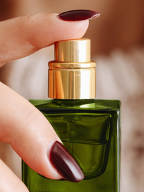 Adrián Carrera, especialista em perfumaria, afirma que este é o pior lugar para guardar seu perfume, 'porque seus inimigos são a luz e a temperatura'