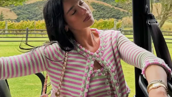 Parece Chanel, mas é Arezzo: a bolsa transversal mais elegante e atemporal que você vai querer investir neste fim de ano