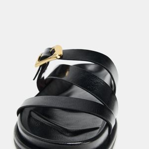 Com a estética das tradicionais sandálias japonesas repaginada para a moda contemporânea, o modelo da Zara aposta em linhas simples, tiras frontais e bico redondo por R$ 279,00