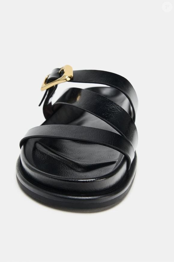 Com a estética das tradicionais sandálias japonesas repaginada para a moda contemporânea, o modelo da Zara aposta em linhas simples, tiras frontais e bico redondo por R$ 279,00
