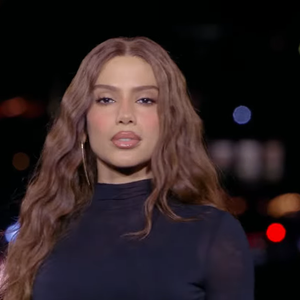 Com o rosto em evidência e presença na passarela, Anitta integrou o time brasileiro do desfile-manifesto da L’Oréal Paris, realizado nesta segunda-feira (28), durante a Paris Fashion Week. A cantora já havia participado de edições anteriores do evento. De acordo com a psicóloga Leticia Martín Enjuto, a aparência pode influenciar a percepção de segurança e autoridade, mas não permite conhecer verdadeiramente alguém em poucos instantes
