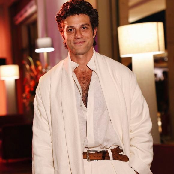 Chay Suede surgiu suado e bronzeado após o treino e virou assunto entre os fãs. Veja como o galã cuida do corpo