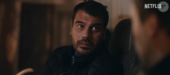 Özgürcan Çevik vive o amigo de infância que coloca sua lealdade à prova no enredo sombrio de 'Nossa Cidade'