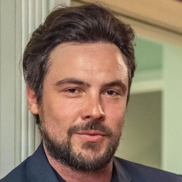 Sergio Guizé assinou acordo com a Globo para gravar Êta Mundo Melhor apenas nos dias de semana