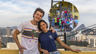 Todo coruja! Bruna Marquezine e Shawn Mendes surgem apaixonados em novas fotos em projeto social; atriz explica escolha em aniversário: 'Atenção para causas importantes'