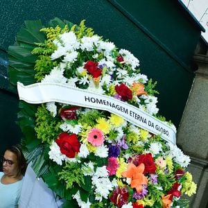 A TV Globo também prestou homenagem ao ator, enviando uma coroa de flores.