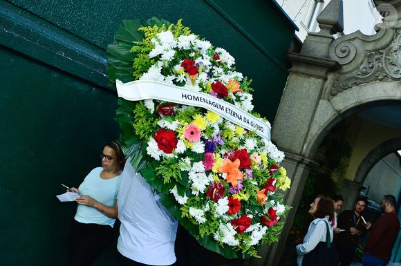 A TV Globo também prestou homenagem ao ator, enviando uma coroa de flores.