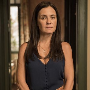 Adriana Esteves em 2019: interpretou Thelma Nunes Galvão, uma mãe superprotetora que se transforma na vilã de Amor de Mãe. Dona de um restaurante português, Thelma passa a viver obsessivamente para o filho, Danilo (Chay Suede), após salvá-lo de um incêndio na infância que matou seu marido