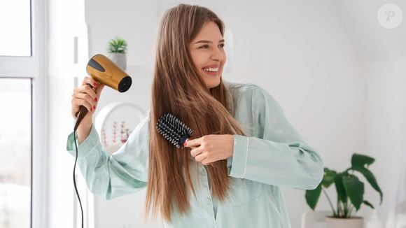 Usar protetor térmico antes do secador previne o ressecamento, a quebra, a perda de brilho e o frizz.