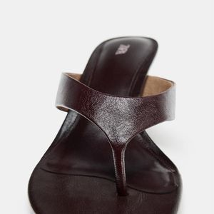 Clássica, versátil e atemporal: a sandália de couro com salto da Zara promete ser uma das favoritas da temporada