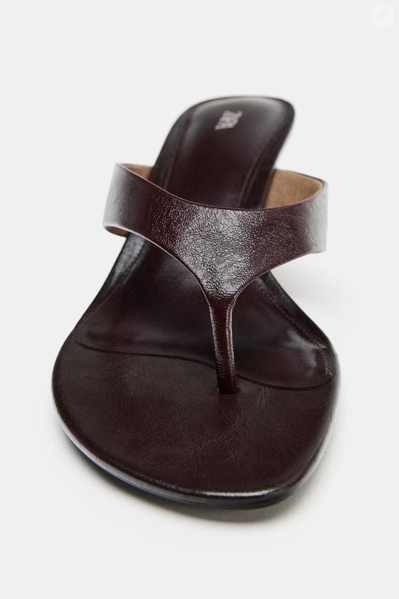 Clássica, versátil e atemporal: a sandália de couro com salto da Zara promete ser uma das favoritas da temporada
