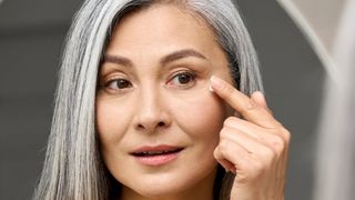 Menopausa muda muito a pele? 2 mitos e 2 verdades que toda mulher deve saber sobre esse período