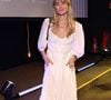 Carolina Dieckmmann aposta em vestido branco longo com mangas bufantes 3/4 para prestigiar o 4º CURTA! Festival 2026, no Rio de Janeiro