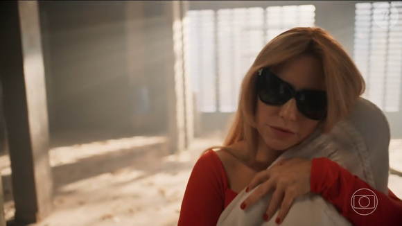Samira (Fernanda Vasconcellos) se veste como Nazaré para roubar neta de Gerluce no final de 'Três Graças'