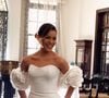 Emilly Araújo apostou em um vestido de noiva sob medida, com decote tomara que caia, busto estruturado e capa de flores artesanais para o ensaio pré-wedding com Davi Brito